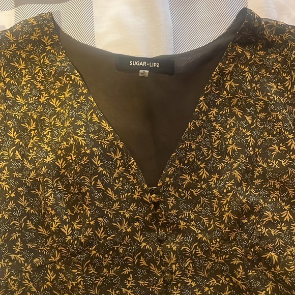 Sugar + Lips button down top size medium - Picture 3 of 3